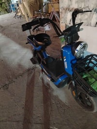 دراجه شحن للبيع نظيفه ما بيها نقص اي شي  السعر ٣٠٠ وبيه مجال  الاتصال ...