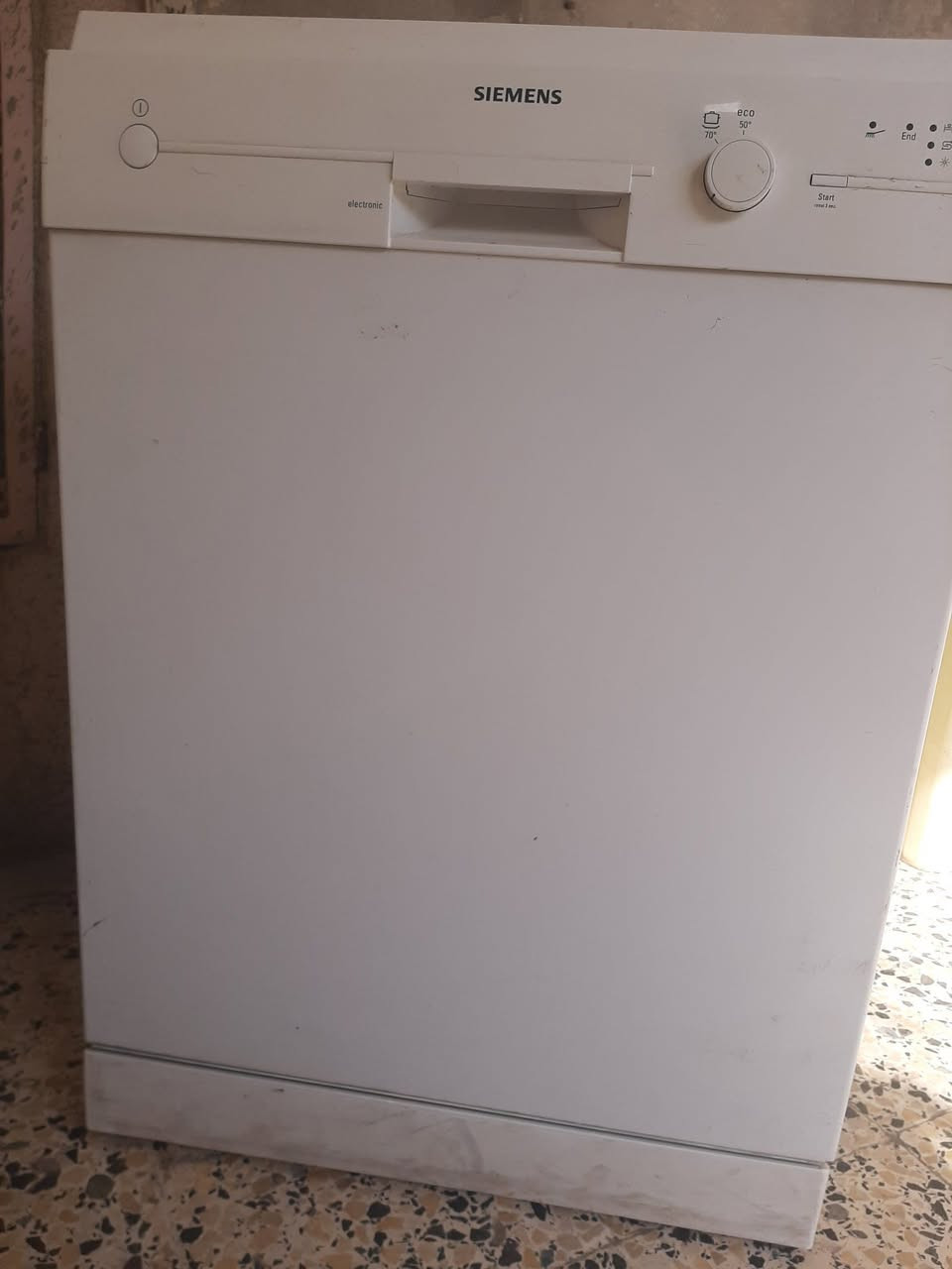 عندي غسالة مواعين نوعية سيمنز 
شغاله مابيه شي 
 بيها ملاحظة الماء الي بداخلها غير ساخن


**إذا كنت صاحب هذا الإعلان وتريد حذفه لأي سبب، رجاءا أرسل رسالة إلى الدعم الفني**