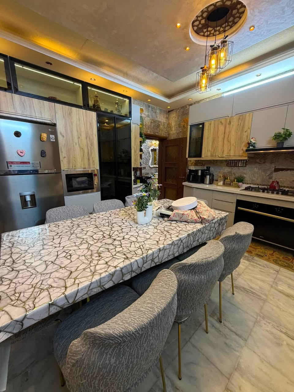 عقار للبيع 200 متر طابقين درجه اولا VlP حي الرساله الثانيه يباع مع الاثاث كل البيت

طابو صرف 
 سعر مناسب 

شارع عام عريض
واتساب ***********
