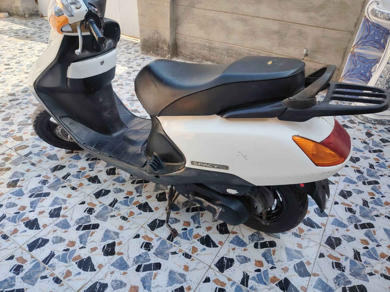 سلام عليكم سبيسي ياباني للبيع كفرات اصلي كابريتر اصلي مفتوحه اول فتحه دراجه ناعمه وخير من الله فقط سلف عاطل ولباقي كله شغال مكاني كوت السفحه سعر 450 وبيه مجال للشراي ***********
