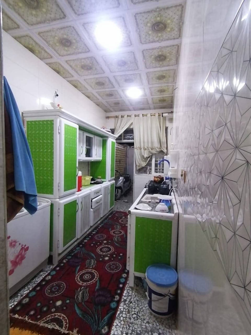 سلام عليكم الدار للبيع المساحه ١٢٠ متر ركن على شارعين الواجهة 6متر و نزاله 20 متر والله البيت متعوب على البناء كلا درجة أولى مساحة الغرفه 6×4   وصاله 5×7 والاستقبال 4×6 و المطبخ 2×5  يبعد عن الشارع العام تقريبن 80 متر عرض شارع ٨ متر البناء طابوك جمهوري درجه اولى االصب هم درجه اولى ماء مجاري كهرباء كلا درجه اولى المطبخ و الحمام و صاله وصحيات سيراميك للسكف العنوان براكيه قرب جوهرة العرب السعر ٧٠ وبي مجال قليل الرقم خط وتساب ***********
