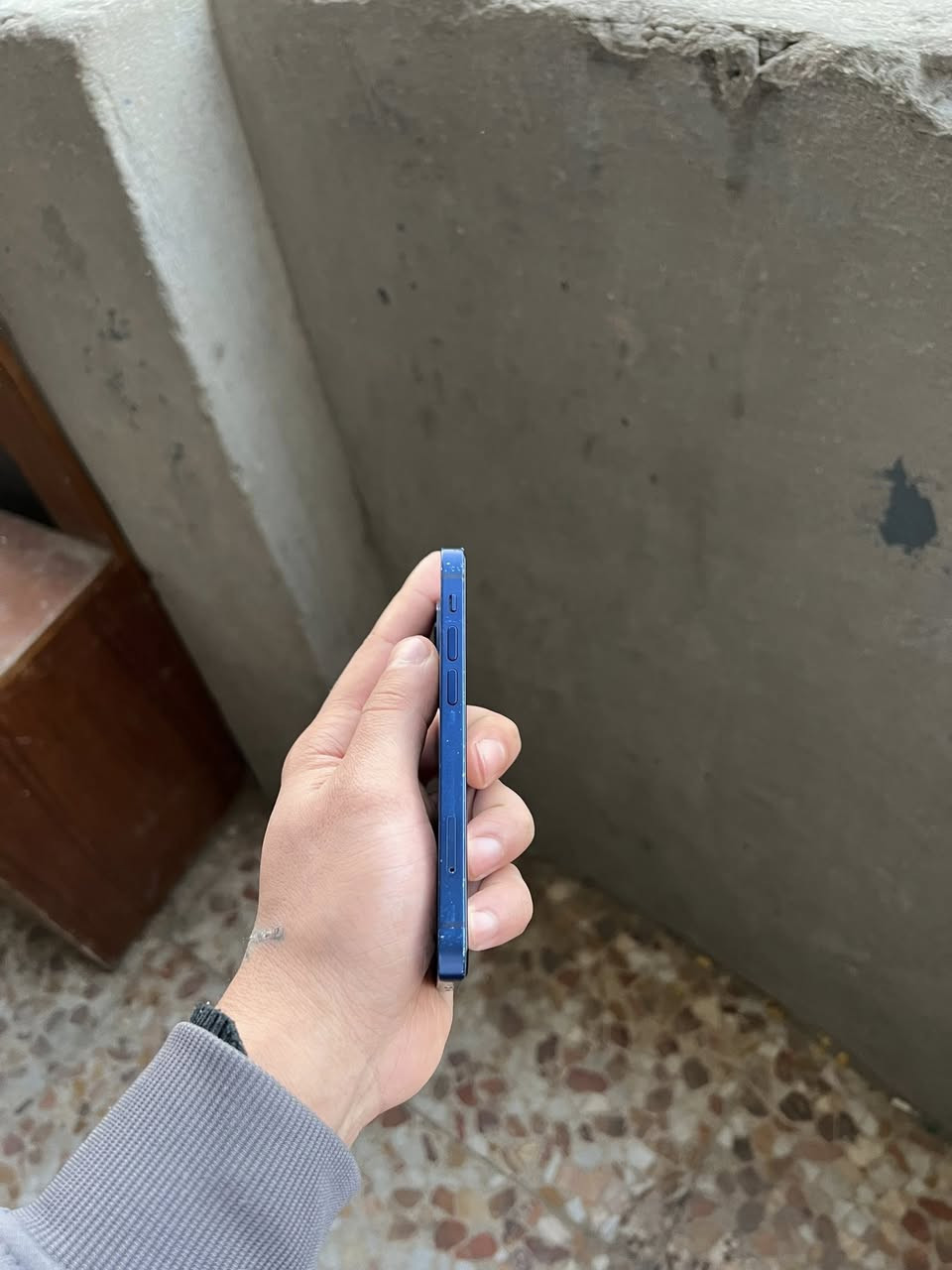 ايفون 12 ميني ذاكره 64 بطاريه 77 شرط بالشحن انطي بي ممفتوح على وضع الشركه كله شغال فقط كسر بسيط بالضهر رايده 190 نهائي مكاني بغداد غزاليه ***********
