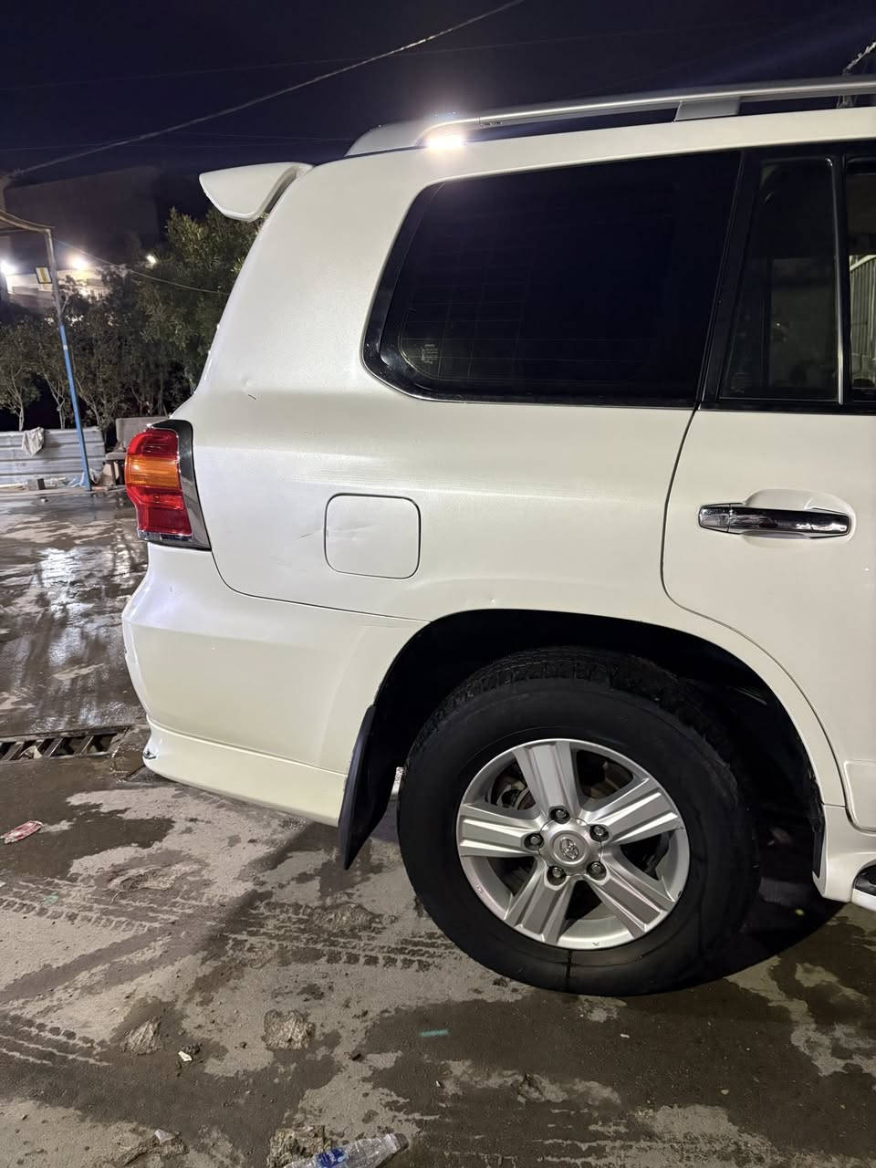 السلام عليكم لاندكروز2012.
بريم 
فتحة سقف 
شاشة 
تحكمات ستيرن 
لايت منضومه زينون 
بصمة 
كراسي كهرباء 
3 قطع تبريد 
6سلندر 
حساس امامي خلفي 
زراك لايت 
ثلاجة وسطية 
كراسي جلد 
السياره بيها نص بنيد صبغ وجاملغ ايمن بارد 
السعر . ٣١.٥٠٠$
مكان السياره بغداد 
***********
