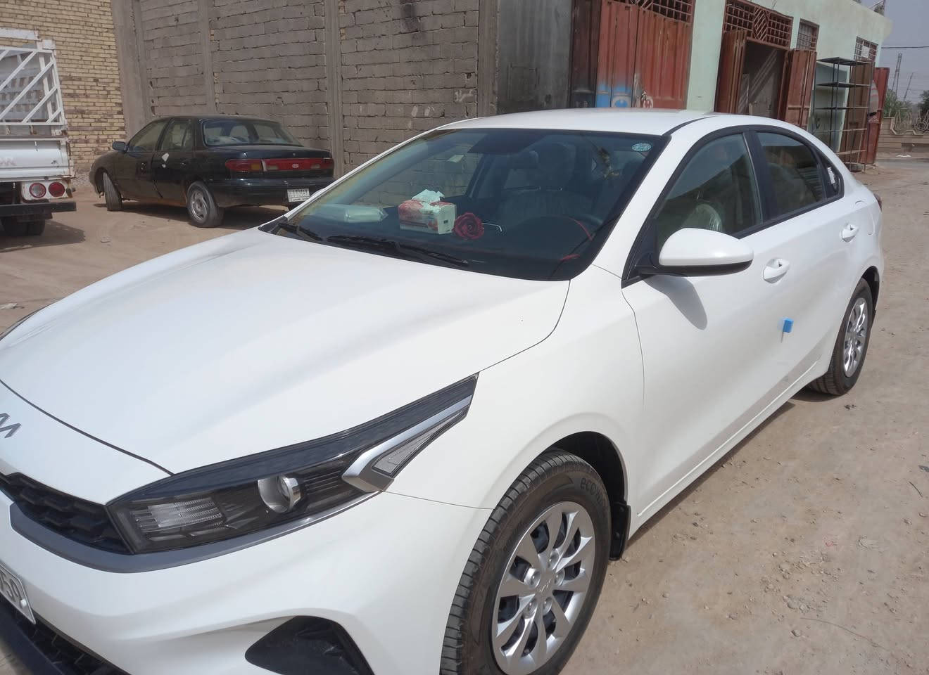 السلام عليكم للبيع سيراتوا موديل ٢٤ بيها ضمان شركه مكينه ٢٠٠٠ ماشيه ١١ الف على وضع الشركه لد امامي تحكم سيرن حساس خلفي  مكفوله كفاله عامه حتى من الزلغ من الدعاميه الى الدعاميه   السعر ١٨٦  للاتصال ***********
