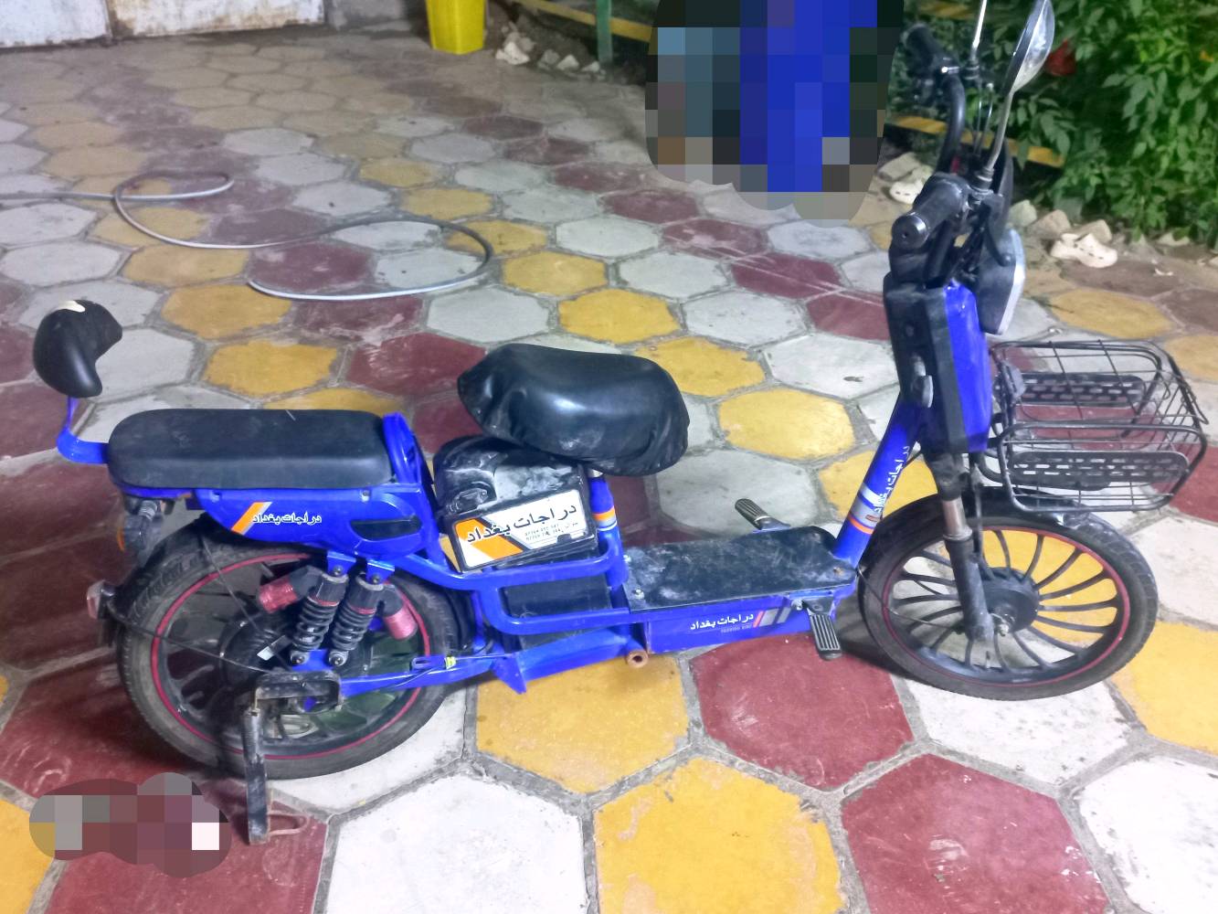 سلام عليكم دراجه شحن استعمال متوسط حالته ممتازه مواصفات
. تجي ب 6 بطاريات 12V يعني 72V 
. سرعتها 40  بطاريات قوية و تحمل وزن 150 تمشي 35 
. ملف الدفع 680 W 
. بيها هورن ولايتات شغاله و عداد سرعه 
.   4  سرعات 
سعر 300 الف و بي مجال 
... و اي شي ثاني بل صور اواستفسار  رقم واتساب 7766614803 مكان ناصريه قضاء النصر