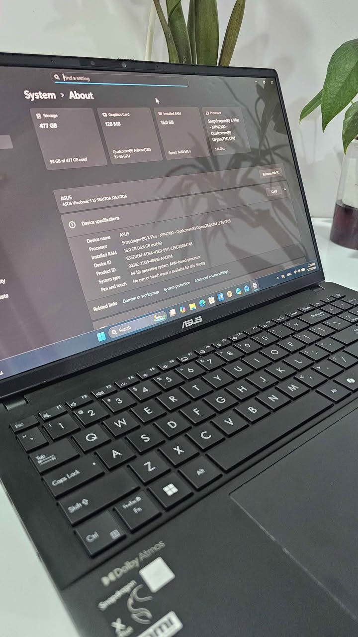 🚀 للبيع: لابتوب الذكاء الاصطناعي الثوري - ASUS Vivobook S15 S5507QA (X Plus) 🚀
(أحدث جيل من حواسب Copilot+ PC النحيفة والخفيفة فائقة الأداء).
إذا كنت تبحث عن لابتوب ذكي بمواصفات جيل المستقبل، يجمع بين السرعة الخارقة، والشاشة الأفضل في العالم، وبطارية تخدمك طوال اليوم دون الحاجة للشاحن، فهذا الجهاز مصمم لك!
✨ المواصفات التقنية الفائقة:

* المعالج: معالج Qualcomm Snapdragon® X Plus المتطور (8 نويات، بتردد يصل إلى 3.4 جيجاهرتز) المخصص للأداء السلس وتوفير الطاقة.
* معالج الذكاء الاصطناعي: مجهز بوحدة Qualcomm Hexagon NPU بقوة 45 TOPS لتشغيل كافة ميزات الذكاء الاصطناعي محلياً وبلمحة بصر.
* الشاشة الإعجازية: شاشة OLED مذهلة بحجم 15.6 بوصة بدقة 3K (2880x1620) وتردد 120Hz بألوان فائقة الدقة (100% DCI-P3) مثالية للتصميم ومتابعة المحتوى.
* الذاكرة (RAM): سعة 16 جيجابايت LPDDR5X فائقة السرعة تضمن لك سلاسة تامة في التنقل بين البرامج.
* التخزين: هارد 512 جيجابايت  NVMe PCIe 4.0 SSD فائق السرعة لقراءة ونقل البيانات.
* البطارية الأسطورية: بطارية بقدرة 70Wh تدوم حتى 18 ساعة من الاستخدام المتواصل، تخلص من قلق نفاد الشحن تماماً.
* التصميم والوزن: هيكل ألومنيوم فخم باللون الفضي (Cool Silver)، نحيف جداً (1.47 سم) وخفيف للغاية بوزن 1.42 كجم فقط.
* الاتصال الحديث: يدعم الجيل الأحدث من الشبكات Wi-Fi 7، ويحتوي على منفذي USB4 صاروخيّ السرعة، منفذي USB 3.2، منفذ HDMI 2.1، وقارئ كروت MicroSD.
* ميزات إضافية: لوحة مفاتيح مضيئة بإضاءة RGB (منطقة واحدة)، كاميرا الأشعة تحت الحمراء FHD لدخول آمن عبر الوجه (Windows Hello)، ونظام صوتي نقي وضخم من Harman Kardon.
------------------------------
📌 حالة الجهاز والملحقات:

* الحالة:( مستعمل كالجديد لفترة بسيطة بدون أي خدوش).
* الملحقات شاملة: الشاحن الأصلي السريع من نوع Type-c بدون بوكس .

💰 السعر المطلوب : 950،000 الف
📞 للتواصل : *********** بغداد, العراق

