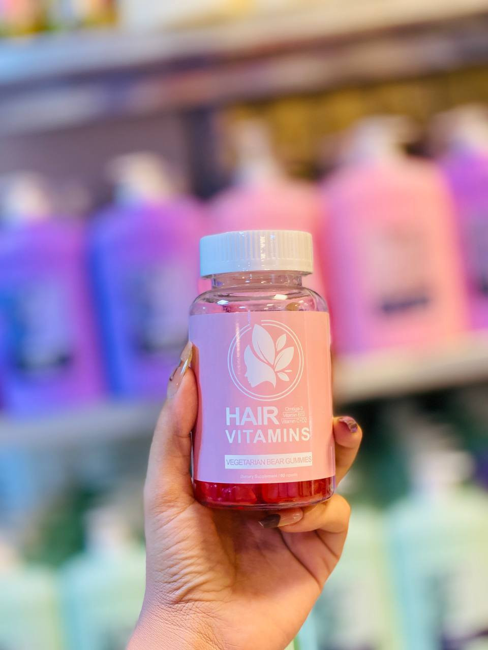 مكمل Hair Vitamins (فيتامينات الشعر) على شكل Gummies نباتية.

، تحتوي العلبة على 60 حلوى

Omega-3 🐟🌱 (مهم لتغذية بصيلات الشعر ودعم صحة فروة الرأس).

Vitamin B12 (فيتامين ب12 يساعد في تكوين كريات الدم الحمراء وبالتالي تحسين وصول الأوكسجين والعناصر الغذائية إلى بصيلات الشعر).

Vitamin C (مضاد أكسدة مهم لإنتاج الكولاجين الذي يدعم قوة الشعر).

Vitamin D (يدعم نمو الشعر ويقوي المناعة).

✅ الفوائد :

تقليل تساقط الشعر.

دعم نمو شعر صحي وكثيف.

تقوية الأظافر أيضاً (بسبب الفيتامينات).

تحسين نضارة البشرة (نتيجة احتواءه على فيتامين C وD).
المنشأ أسبانيا الأصلي 🇪🇸

السعر ١٨ الف


**إذا كنت صاحب هذا الإعلان وتريد حذفه لأي سبب، رجاءا أرسل رسالة إلى الدعم الفني**