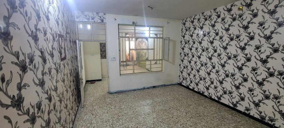 شقة للايجار في بغداد ام الكبر والغزلان شارع العام
قرب مكتبة تفاحة غرفه وصاله كبيره مع خدمات
مساحتها ٧٥ متر ،2 منور ، بدون دلالية  
 شقة الاولى الإيجار الشهري ٢٥٠ الف بالشهر طابق الاول 
شقة الثانية الإيجار الشهر ٢٢٥ الف بالشهر طابق الثاني 
الاتصال  ***********
