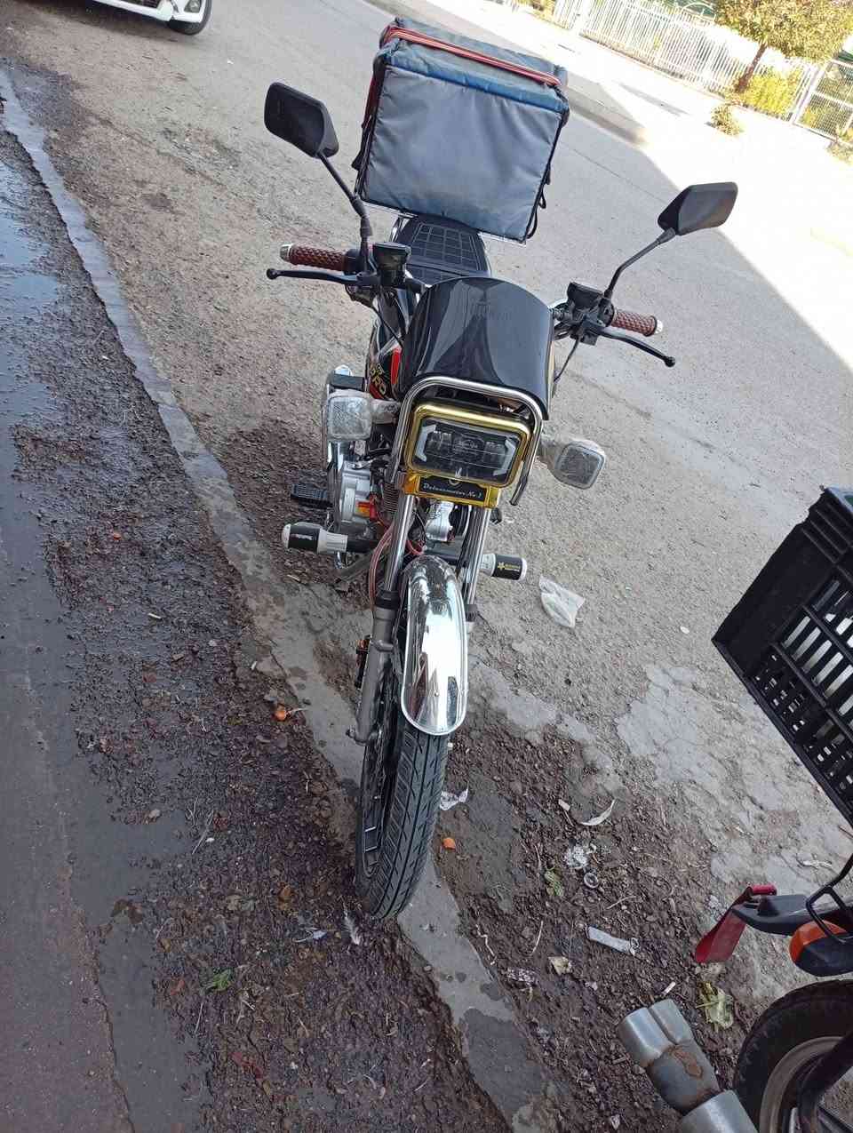 السلام عليكم 
إيراني موديل 2025
 محرك 200Cc 🌿
ركزو 200Cc ومحرك اسود 
 اوراق منفيس
شاشه إلكتروني 
كهربائيات كلها شغاله
الدراجه فول نعومه ومحركها ماممدوده عليه سبانه 
صالنصه كاتم 
السعر 950 بي مجال قليل
مكاني رمادي تأميم شارع المشاتل القادسيه الاولى 
***********
