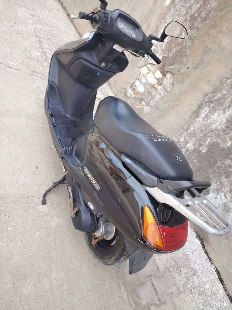 السلام عليكم دراجه سبيسي ياباني للبيع مكينه مفتوحه رايمر كفرات اصلي اصلي كابريتر اصليه كهربائيات كله شغاله سلف هندر كله شغال قفل ستيرن قفل جنطة كله شغال تصال على رقم هاتف فقط *********** مكان كوت خاجيه شارع ٤٠
