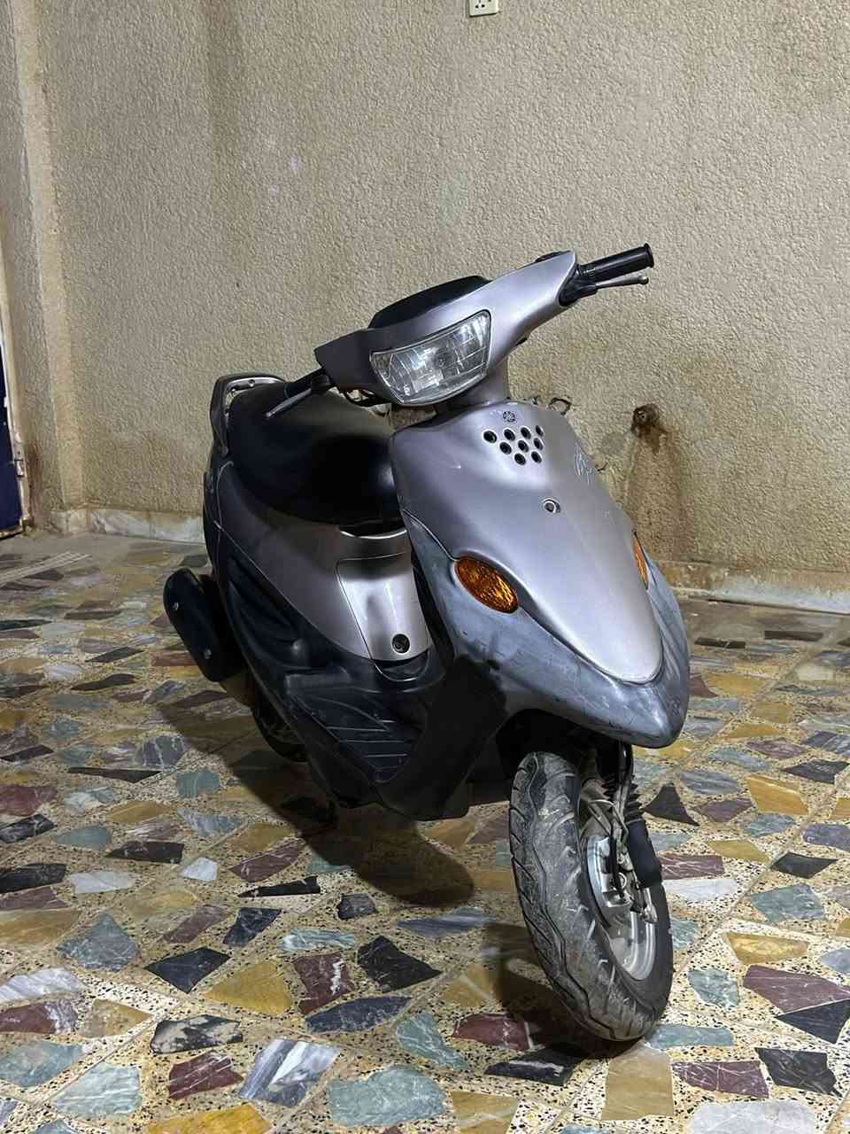 سلام عليكم العزاز دراجه ام9للبيع جديده صالها فتره من طالعه من لوكيل دراجه كلش نضيفه للبيع ب900 وبيها مجال وهاذ رقمي ***********
