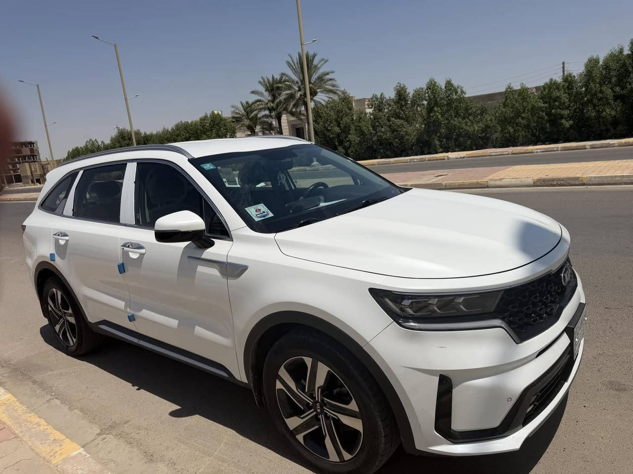 سورنتو   موديل 2021 خليجي 
محرك 6 سلندر 
مواصفات النص فل
حساسات اماميه خلفيه 
تشغيل عن بعد
ضرر  السيارة ضربه خفيفه   بالباب بصف السائق وتم التعديل pdr 
وموجود سونار للسيارة 
السيارة نظيفة جدا ومكفوله 
ممشه السيارة  فقط 80 الف 
 زيت الكير تم تغيره  عند 60 الف   يم شركة الحسام
السعر 260ورقه 
للاستفسار ***********

