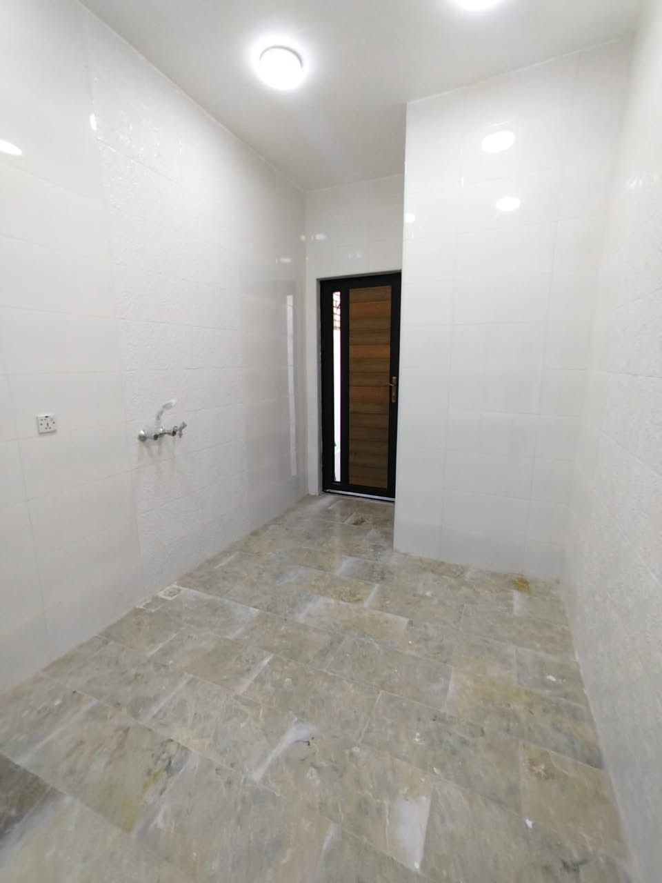 مكتب اكرم الحاتمي للعقار   ***********
==================================

دار للبيع المساحة 100متر طابو صرف شارع 10 متر

الكوفة حي ميسان قطاع 15 رابع بيت عن شارع الكيات 
 ==================================
                          طابق ونص 

   الطابق الاول/ غرفة وصالة ومطبخ وأستقبال

  وصحيات داخلية وخارجية ومكشوفة وطارمة 

        الطابق الثاني/ غرفة وصالة  وصحيات  

البيت نضيف بناء طابوق والسقف صب كونكريت 
               
            السعر 165 مليون وبي مجال 

للاستفسار الاتصال بالرقم  *********** وات سآب 

            او مراجعة المكتب/ اكرم للعقار

      عنوان المكتب النجف الكوفة حي ميسان 
  
              شارع الكيات مقابل اسواق حليم
