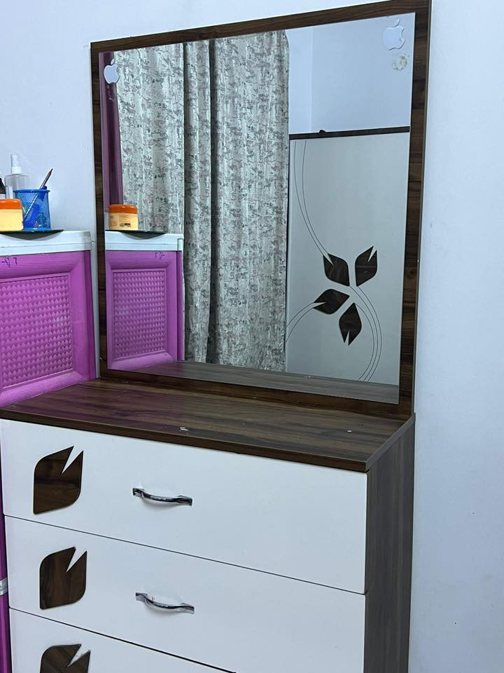 غرفة تركيا 5 قطع
نضيفه ومرتبه استعماال قليل 
للاستفساار
***********
