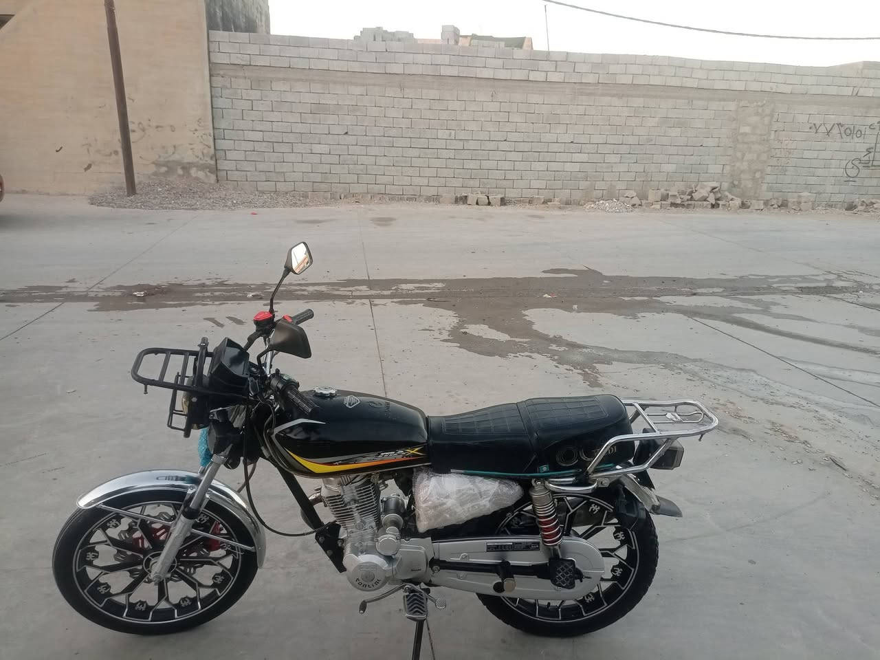 السلام عليكم للبيع  موطور سولنك موديل 25 محركCC200 اخرس  شرط مامطخوخ اسبانه كهربائيات شاشه كلها شغاله بعده علئ وضع الشركه منفيس موجود سويج بلادي   السعر 590 مجال قليل كركوك كراج بغداد ***********
