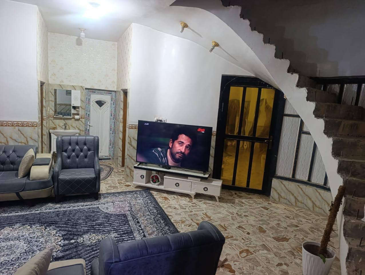 السلام عليكم
دار للبيع في حي الجامعه 
قرب مجمع الرواد 
مساحه 250 م 
يحتوي على غرفتين نوم 
هول كبير  و ستقبال ومطبخ ومجموعه صحيه داخل وخارج 
والطابق الثاني 
هول وصحيات مسكوفه والباقي بعده للنص 
يعتبر طابق ونص 
 للاستفسار اكثر 

***********
