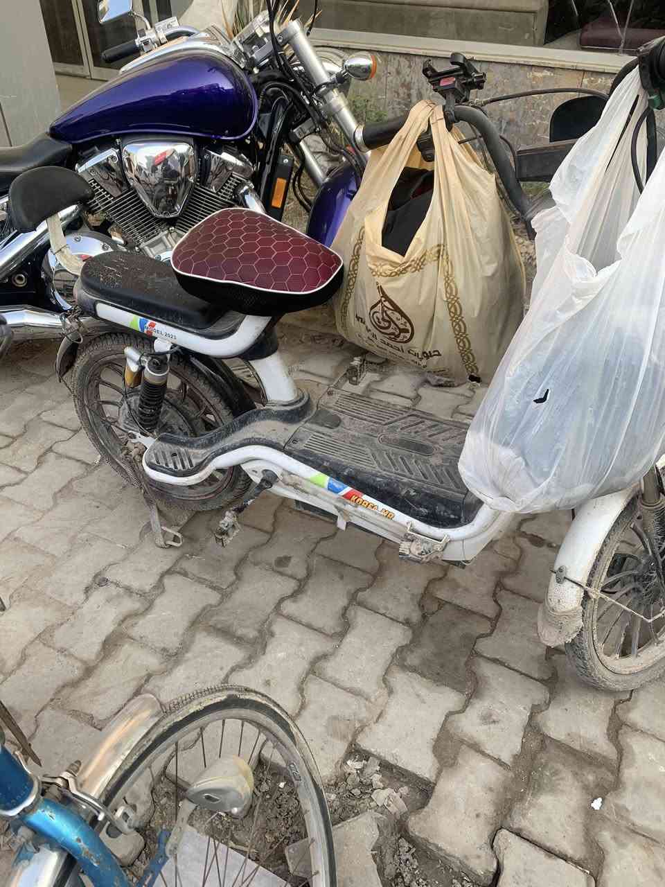 بيسكل شحن البيع مبدل بطاريات واموره زينه نقصه بس بريك ورا يردله تبديل بانز سعره ٢٢٥ مكاني الوائلي رقم ***********
