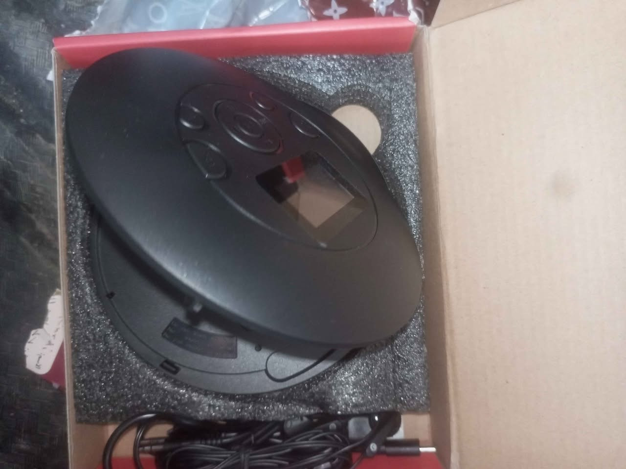 تشغيل متعدد الوسائط: يدعم تشغيل الأقراص المضغوطة (CD)، وملفات MP3، كما يحتوي على فتحة لبطاقة Micro SD (حتى 32 جيجابايت).
البطارية والطاقة: مزود ببطارية قابلة لإعادة الشحن (سعة 1000 مللي أمبير في بعض الموديلات) توفر وقت تشغيل يصل إلى 7 ساعات.
وظائف متقدمة:
خاصية مانع الاهتزاز (Anti-Skip) لضمان استمرار التشغيل بسلاسة أثناء الحركة أو القيادة.
وظيفة تكرار المقاطع (A-B Repeat) والبرمجة (PROG).
ميزة "ذاكرة التشغيل الأخيرة" (Resume function) التي تبدأ من حيث توقفت.
التوصيل: يمكن توصيله بسماعات الرأس أو دهوك, العراق


**إذا كنت صاحب هذا الإعلان وتريد حذفه لأي سبب، رجاءا أرسل رسالة إلى الدعم الفني**