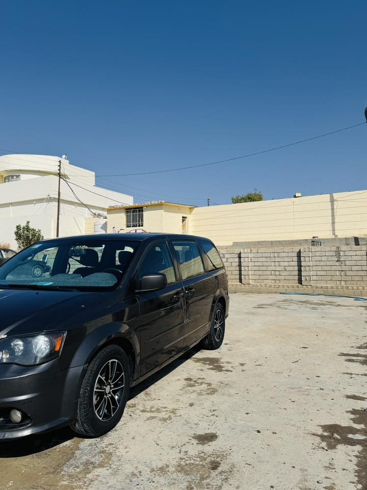 دوج كرفان ٢٠١٦ بدون حادث كلين السعر ١٤٥ وبيهة مجال لاتصال *********** السيارة بسمي
