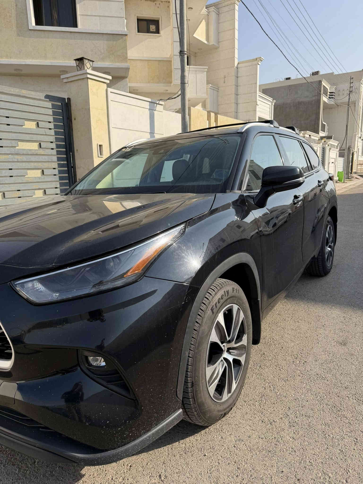 هايلندر XLE 2022 V6 فول مواصفاتAWD للبيع تفاصيلها كامله داخل الصور موضحة بعدها جديده بمعنى الكلمه ماشية 45 الف كيلو تعتبر كلين حادثها فقط تخريب جامه اماميه واكو بيها مكان كلش صغير صبغ مأشر علي بدائره صغيره بالصوره .
سعرها 33 الف وبي مجال.
مكان السياره الرمادي.
***********
