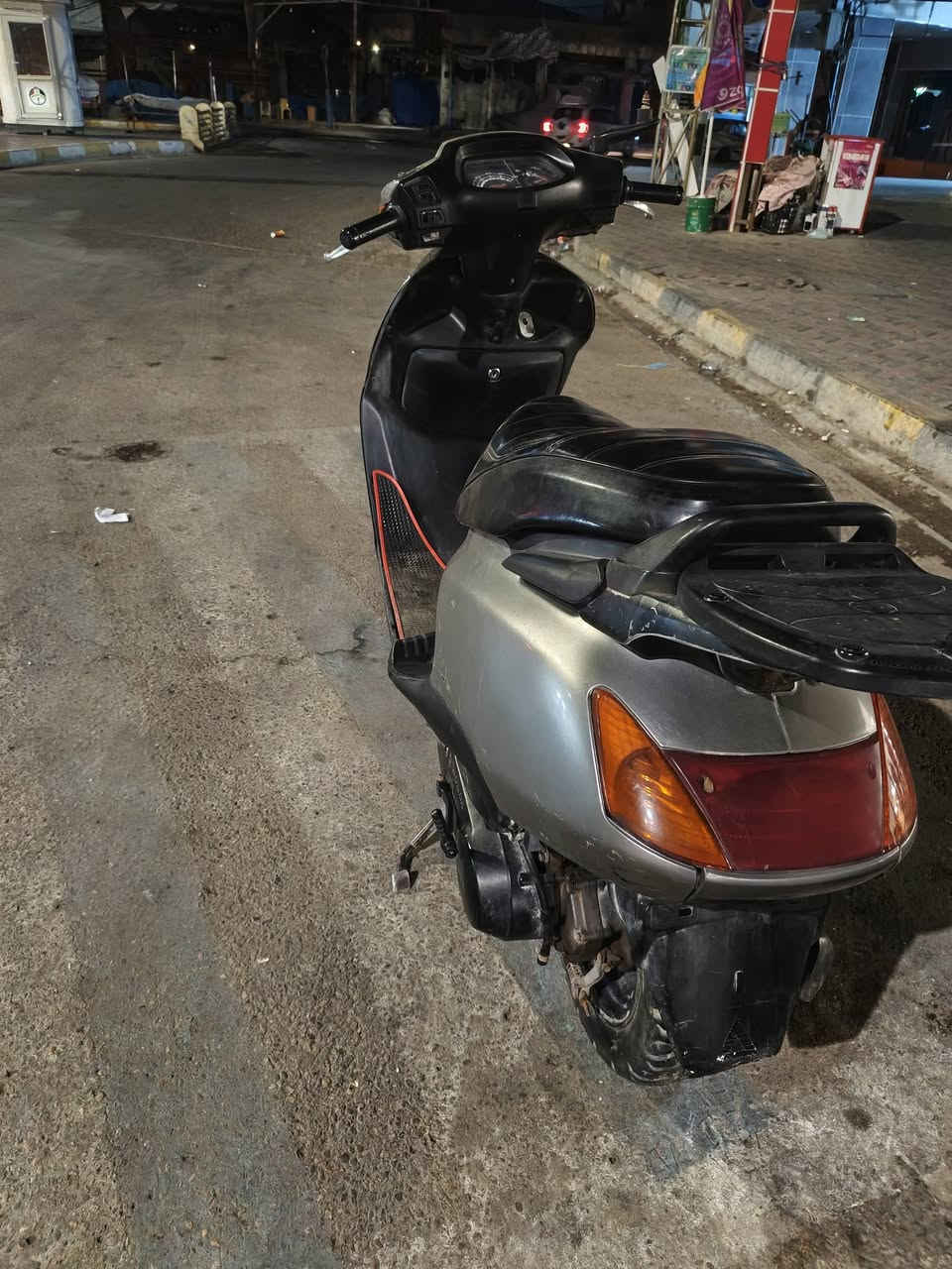 مراوس اوبيع
كفرات 2مبدلات
كابريتر اصلي
زوج تاير جديد
دبلات جدد
هورن باتري جديد
كهربائيات 
نقصها قفل ستيرن 
*********** واتساب فقط
