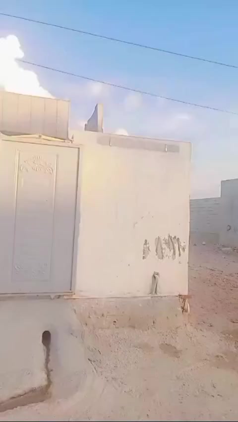 دار للبيع زراعي مساحه 100متر واجهه 5يتكون الدار من قرفه نوم+صحيات+مطبخ+استقبال+كراج الدار بناء حديث فول سيراميك  سقوف ثانوية السعر 40قابل للتفاوض التفاوض مع صاحب العقار العنوان كركوك حي العسكري للاستفسار يرجى مراجعة مكتب البرجس عنوان المكتب كركوك واحد حزيران قرب تقاطع الحصو والرمل أو الاتصال على الارقام التاليه 
***********
***********
