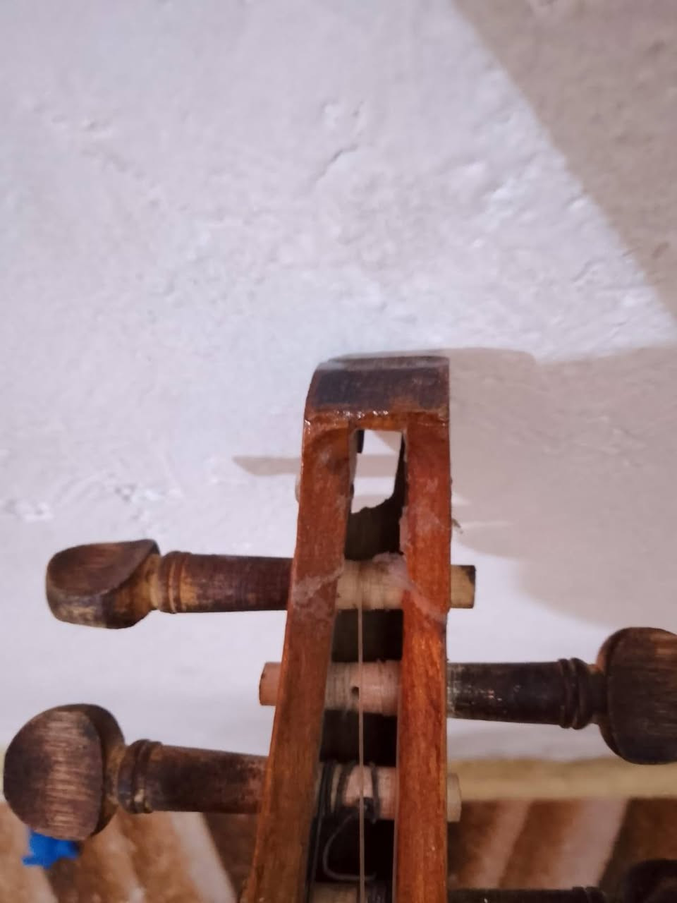 سلام عليكم عود من صناعه الاصطه علاء خليفه العود قديم الوجه من خشب الجام ولضهر من الجوز وزان صوته جدا جميل بس بي ضرر بل انف كسر ماياثر كما واضح بل صوره الي رايده يتصل على هاذه الرقم *********** سعر ٢٠٠ الف
