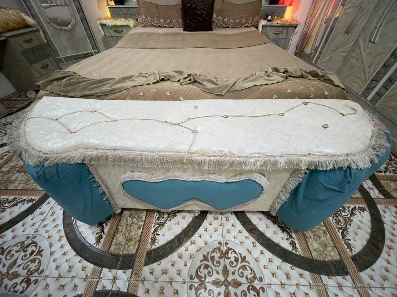 سلام عليكم غرفه البيع صاج عراقي بعدها جديده غرفه قاطين  السعر  850 الف وبيها مجال حك  قليل الإستفسار.  ***********
