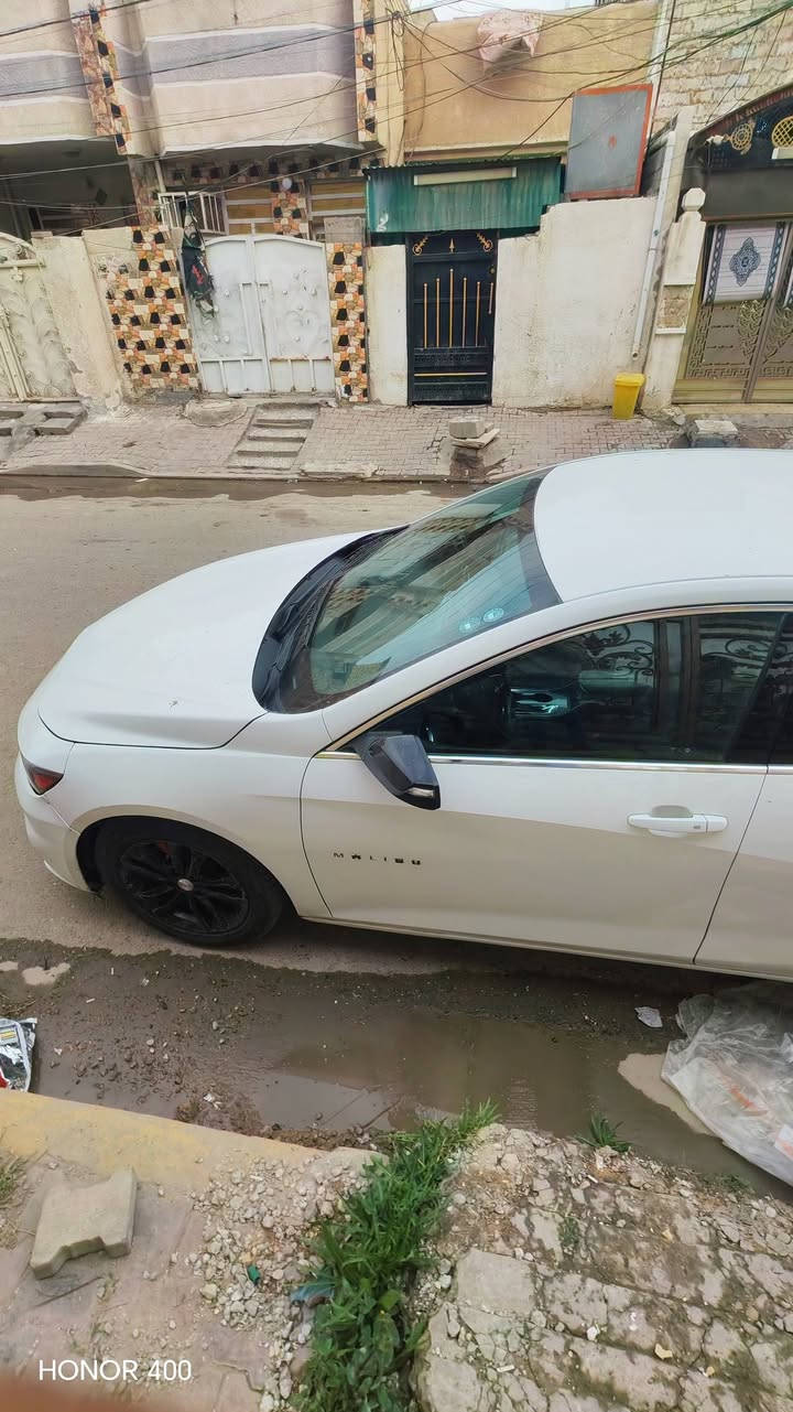 ماليبو ٢٠١٨ LT للبيع
رقمها : اربيل باسمي هزة لحد شهر الثالث سنوية ٢٠٣٠
ماشية : راح توصل ١٨٧ الف كيلو 
سيارة حادث امريكا : خلفي بدون ايرباك يعني ايرباكاتها كلها سليمة  
وبيها حادث بالعراق  بالجاملغ اليمنى  ومبدل بلادي نفس اللون
بيها سونار موجود اللي يحب يدخل خاص 
تخم تاير : جديد ١٠٠٪
صدر خلفي : جديد ١٠٠٪
صدر امامي : ٩٠ ٪
عبوة فيت بم وفيت بم قبل شهر شديتها مع العلم عبوتها مبيها شي موجودة هم يعني عبوة وياها 
نجي للملاحظات... 
اولا السيارة وكفت المروحة مالها وبدلت مروحة ما اشتغلت جبتلها تفصيخ 
وما وديتها لاحد 
الشغلة اللخ كمبريسر تبريد لاطش 
محرك بلادي ظفيرة بلادية ممفتوح 
كير بلادي ممفتوح 
سيارة نظيفة 
ومال بيت 
السعر ١٠٠ ورقة وبيها مجال بسيط 
*********** بيه واتساب 
ملاحظة ذكرت كلشي سيارة شغالة بس المروحة واكفة 
مكانها بغداد الحسينية
