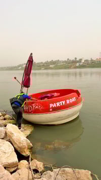 للبيع زورق دائري يحتوي ع ميز طعام مع محرك ياماها ياباني حجم ٢٥ cc  077...