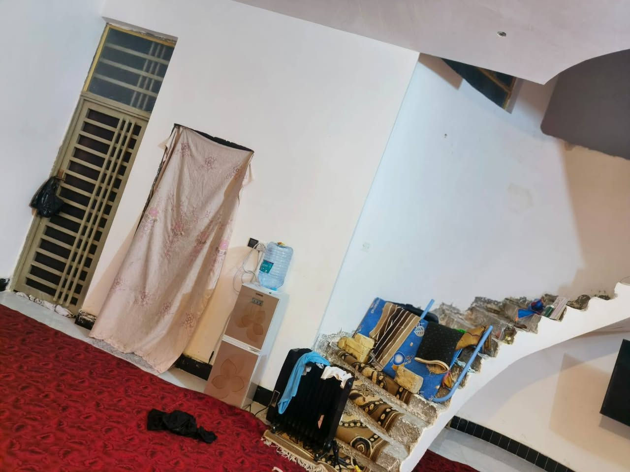 بيت للبيع ٢٠٠م بناء جديد كامل البناء طابوك مسلح بالفداء مقاطعه ٢٤ الخدمات ماء كهرباء مجاري بدون تبيليط السعر الكلي  ١٧٠ مطاوب اسكان ٥٠ مليون  وبيه مجال القصد الشهري ٣٤٨ للاستفسار الاتصال 
***********
