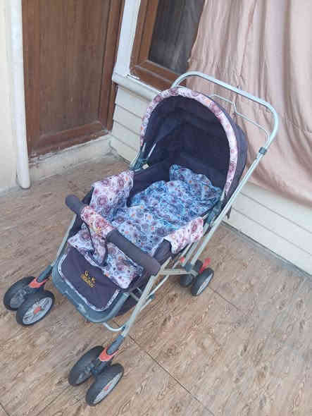 عارەبانەی مناڵان زۆر پاک و جوان و بێعەیب 8 تاییە،  کورسیەکەی پاڵ ئەخرێ بۆخەوتن و تەواوتەختەکرێ
، قایشی بەستنەوەی هەیە ، ژێری پێوەیە بۆشت هەڵگرتن

،  تایەو ئیسۆپی زۆر مەزبوتەو بچوک ئەکرێتەوە بۆناوسەیارەو شوێن کەم ئەگرن ، 
سعری زۆر گونجاوەو سعری  30 هەزارە کۆتای

سلێمانی ، گەیاندن هەیە*********** السليمانية
