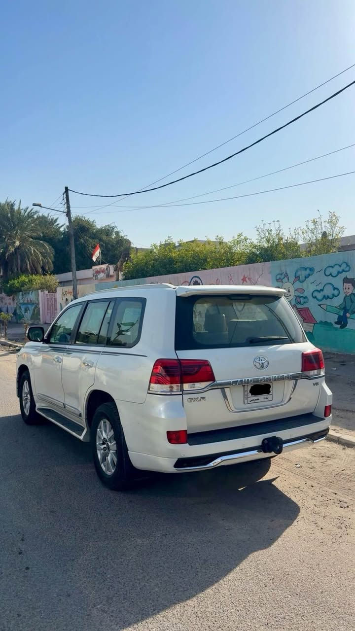 السلام عليكم 
لاندكروز 2018 بريم 🔥
رقم بغداد بأسمي 
السيارة بيها باب مبدل اصلي نفس اللون الباقي مكفول
مواصفات 
كراسي ثنين كهرباء 
مري كهرباء 
فتحة سقف
شاشة الكبيرة 
دبل ماوس 
شاشة بلتنتة 
وبقية مواصفات معروفة

السعر47.000$ وبيها مجال جداً 
*********** بغداد, العراق
