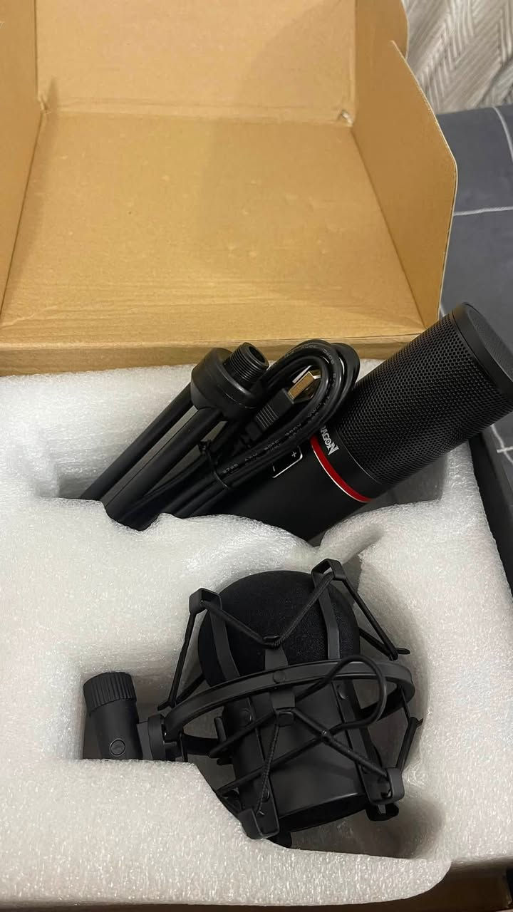 المنتج الموجود في الصورة هو Redragon Blazar GM300، وهو ميكروفون مكثف (Condenser) احترافي مصمم خصيصاً للبث المباشر (Streaming)، الألعاب، والبودكاست.أهم المواصفات والمميزات:جودة الصوت: يأتي مع كبسولة مكثفة كبيرة بحجم 16 مم ونمط التقاط قلبي (Cardioid) يركز على الصوت من الأمام ويقلل الضوضاء الخلفية.سهولة التوصيل: يعمل بتقنية التوصيل المباشر (Plug & Play) عبر منفذ USB دون الحاجة لتعريفات إضافية.التصميم: هيكل معدني كامل متين يحتوي على إضاءة LED حمراء مدمجة تظهر حالة المايك.التحكم: مزود بأزرار مدمجة للتحكم في مستوى الصوت (Volume) وزر لكتم الصوت السريع (Mute). 
السعر 35 الف


**إذا كنت صاحب هذا الإعلان وتريد حذفه لأي سبب، رجاءا أرسل رسالة إلى الدعم الفني**