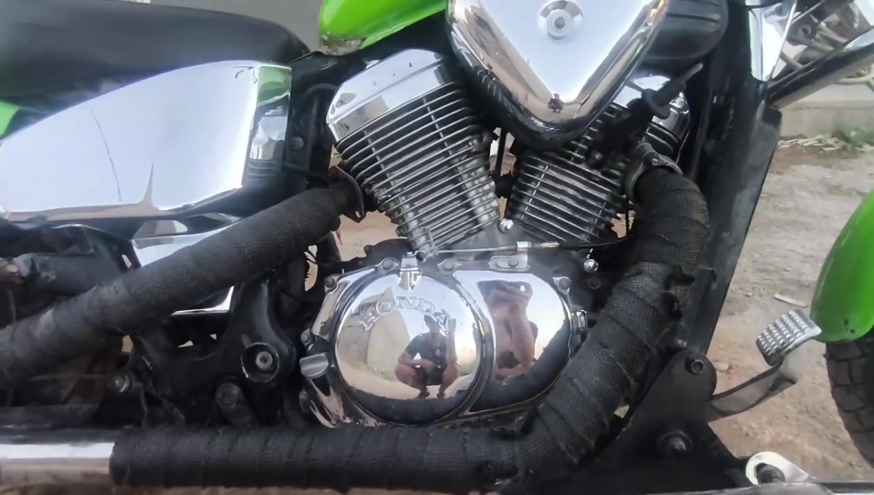 بسم الله الرحمن الرحيم
سلام عليكم شباب دراجة نوع Honda steed 400cc 
دراجة مميزة وتعديلها جدا مميز ( لونها اخضر فستقي ) 
التعديل الي عليها 1- سبايدر خلفي طويل جديد بدون شخط 
2- تخم صفاحيات كروم جديدات بدون شخط 
3- درع امامي سيل ستيل جديد بدون شخط 
4- دروعه خلفية سل ستيل جديدات بدون شخط 
5- أسترايح رجل ( مشدودات بالدرع الامامي ) 
6- مري نيكل ام العضم جديدات بدون شخط 
7- قبق راديتر نيكل جديد 
8-دوسات رجل عراض عمل 
9- تاير امامي جديد 
10- تاير خلفي جديد
11- ستيرن عالي عمل وجديد بدون شخط 
اما بالنسبة المحركها دراجة محركها جبار بدون اي مشكله فنية الدراجة مثل ما موضح بالفيديو نكرة بكل وقت ، الدراجة عليها تجفيته كابريتر جديده + قبق شوته وفلتر شوته جديدات 
اما بالنسبة للكهربائيات كلها شغالة ضفيرة مشتيرها جديده وبلادية الدراجة تاخذها ربع ما تصرف عليها جاهزة من كلشي 
ملاحضة مهمة ( الدراجة اوراقها كاملة + مدفوعة كمرك ) هاي الحلوة للبيع سعرها بس 10 ورقات والشراي يجي ويدلل وهذا رقمي *********** أسف ع اطالة و شكرا.
