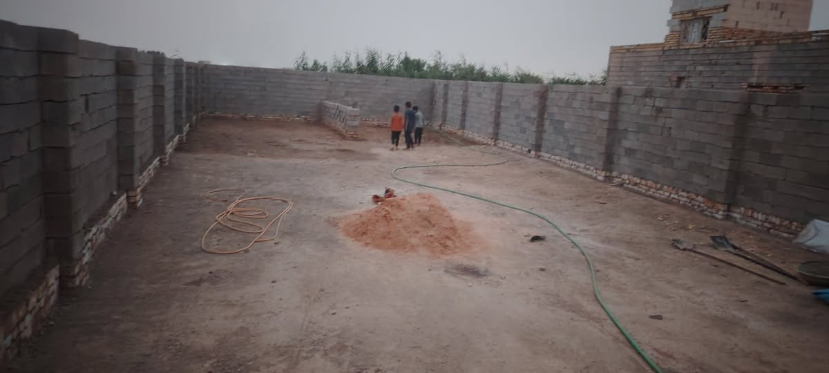 يالله سلام عليكم عرصه للبيع المساحه 300متر المكان الديوانيه طريق سنيه منطقه حي العامل موجود كافه الخدمات  تبليط مجاري كهرباء العرصه مسيجه بل كاكمل ومدفونه ومشدودلها باب سلايت خمس متار وجهتا 10متار الستفسار تصل ***********
