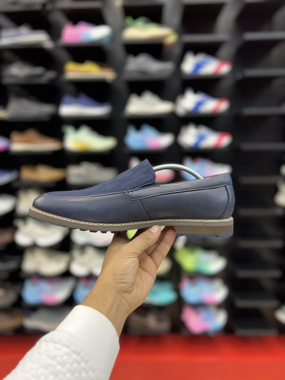 Giorgio

الخامات: غالباً ما يأتي هذا النوع بجلد طبيعي أو "نوبوك" مع نعل مطاطي متين لراحة القدم.
التفاصيل: يتميز بلون كحلي وتصميم يتضمن خياطة بارزة ونعل متراكب، مما يجعله مناسباً للمناسبات الرسمية البسيطة والاستخدام اليومي

متوفر قياس 44.5-45
السعر 35 الف

العنوان النجف ملحق الروان 
توصيل 🚚 محافظات 6 داخل النجف3 
*********** واتساب#
