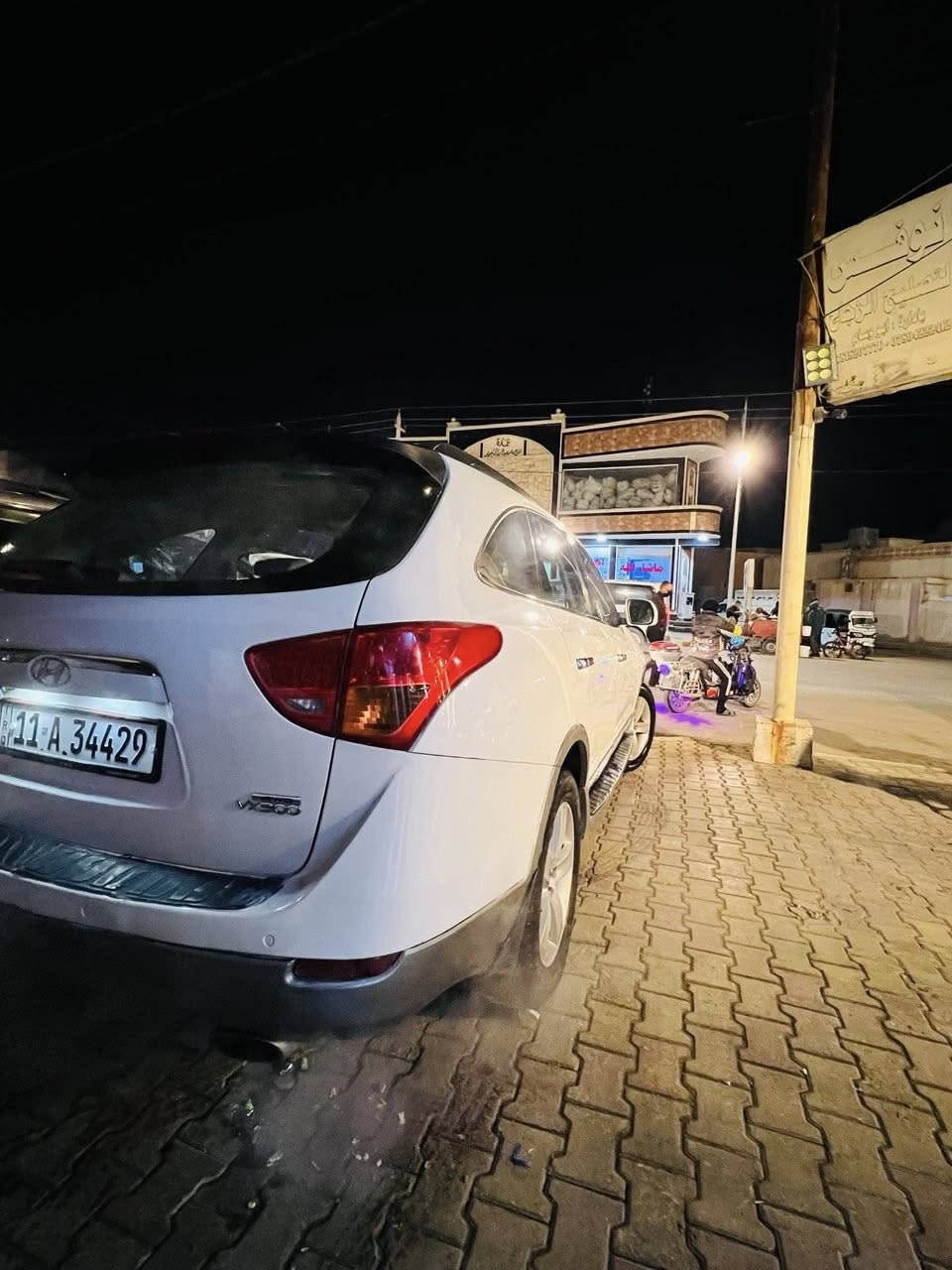 السلام عليكم
هونداي فيراكروز 2010 خليجي 
فول مواصفات 
كشنات جلد 
كشن السائق كهربائي
فتحة سقف 
ثلاجة 
بصمة وبصمة ابواب امامية
6سلندر مكينة 3800
7راكب 
بيها صبغ جاملغات خلفية والصندوگ
وجاملغ امامي ونص الباب جهة السايق يعنيني 5قطع 
مكينة وگير بحالة جيدة (مكينةمبدلة )
السعر122 ورقة  وبيها مجال 
او مراوس حسب القناعة 
***********
