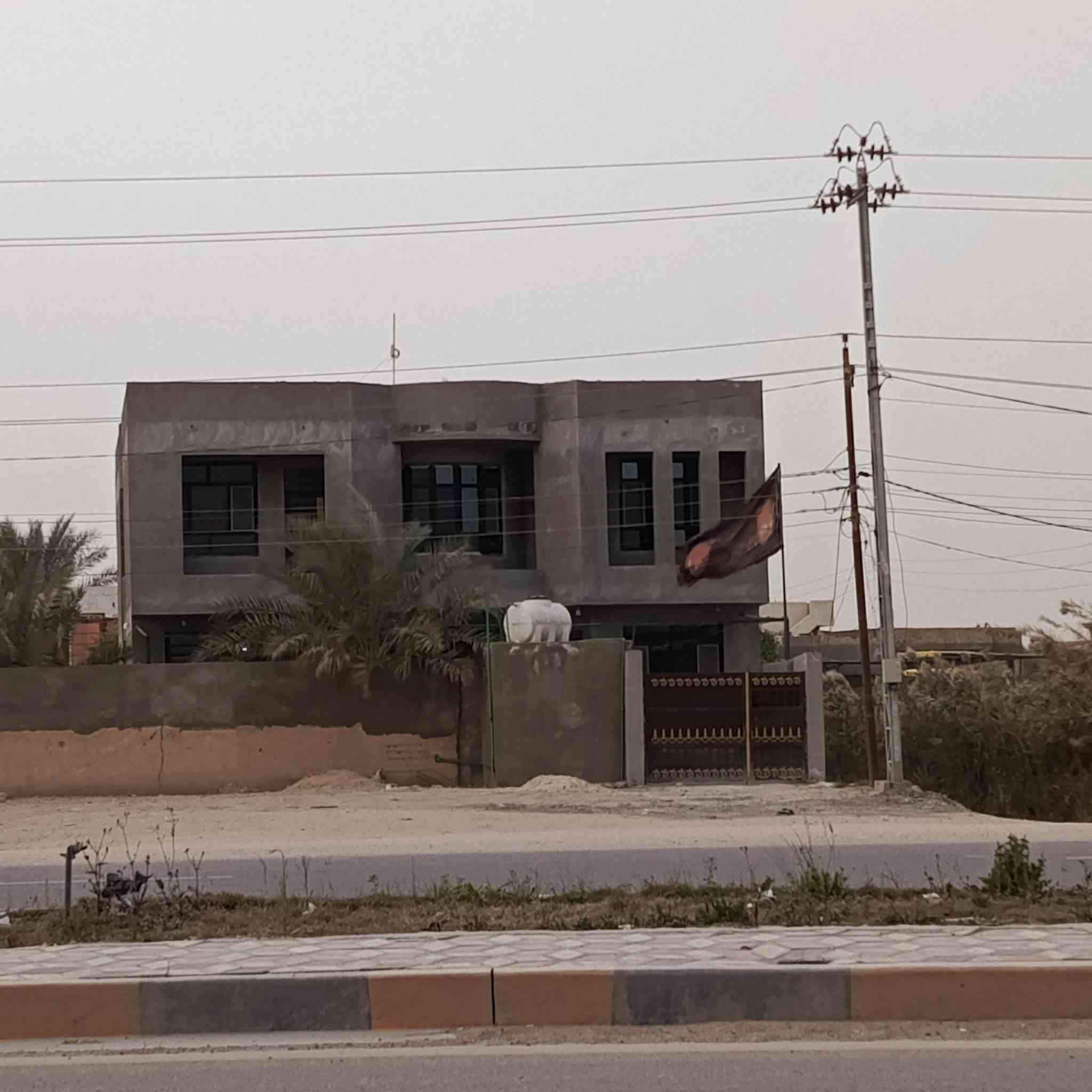 السلام  عليكم 
بيت للبيع موقع  تجاري على شارع العام طريق حلة ديوانية منطقة الغليس مساحة البيت الكلية 500متر مساحة البناء 200متر بناء سنة 2024يعني بناء جديد طابقين يحتوي على غرفتين نوم واستقبال وكليدور  ومطبخ حار بارد  ومجمع  صحيات +كراج وحديقه  ونفس البناء  في الطابق الثاني البيت طابو زراعي سند 25 باسمي  للاستفسار الاتصال على الرقم ‏‪***********‬‏
