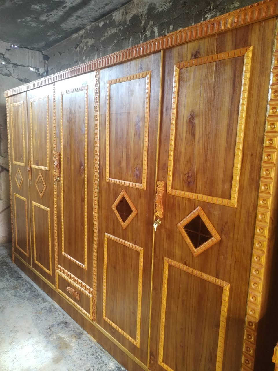 غرفه 5 ابواب. ابراج ناصي نقش زان يدات زان نقش زان السعر 750 الف قفل 🔒 بدون معامله..السعر ثابت اقساط ما عندي رجا الميشتري لا يخابر *********** ***********
