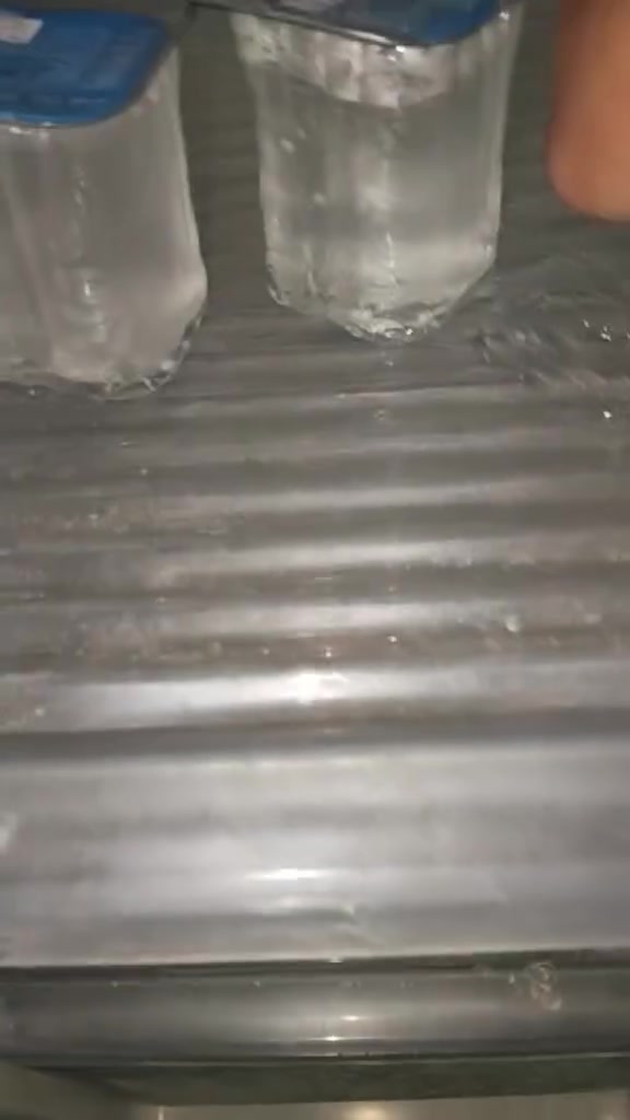 *********** ثلاجه مجمده نفس الوقت نظيفه جدا 36قدم شغاله علفحص تجميد فول سعرها 375 بغداد مدينه الصدر يوجد توصيل
