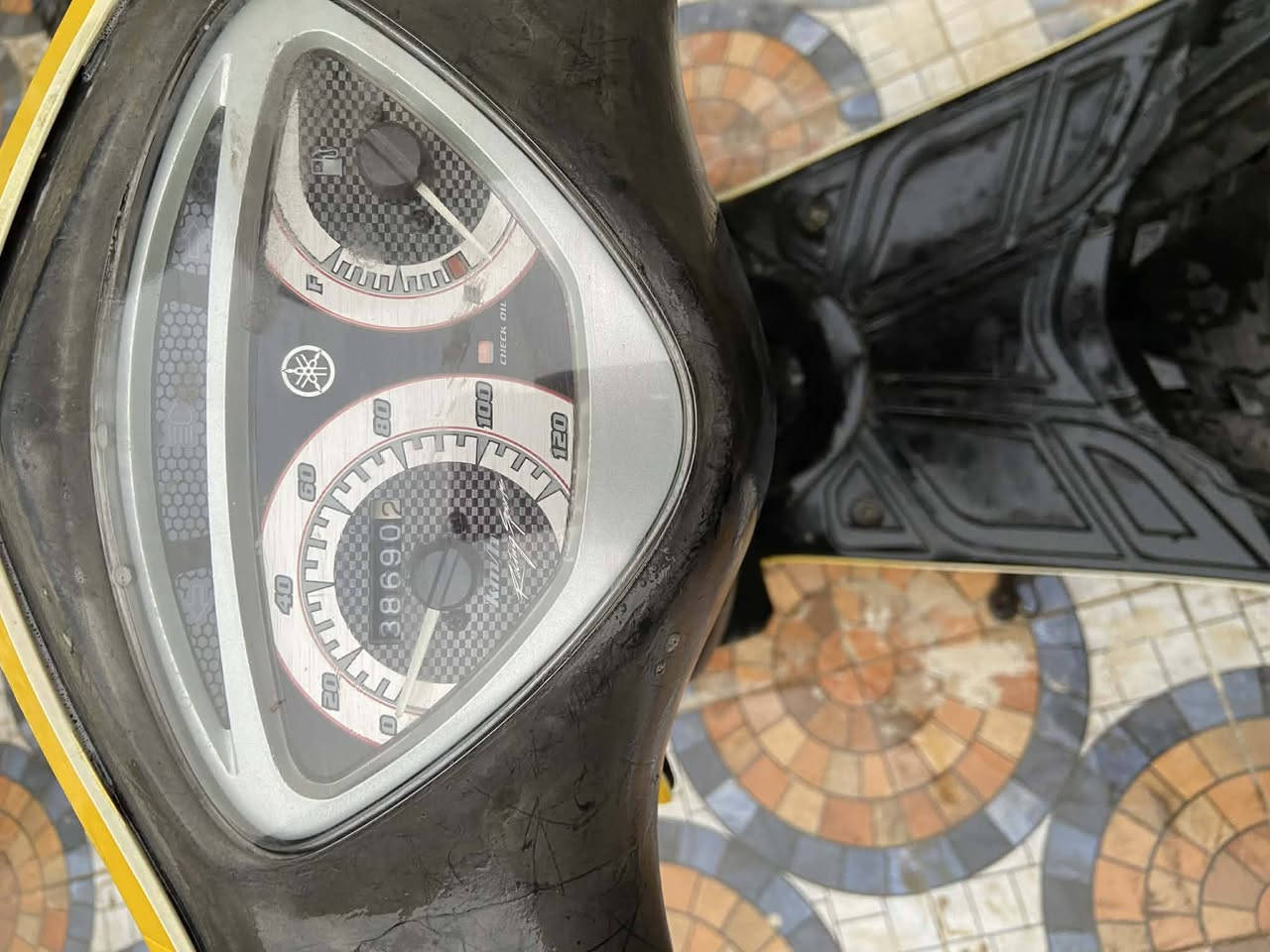 سلام عليكم للبيع او للمرٱوس 
دراجة مٱكس مضلع مكينة بلادية مامفتوحة كهربائيات بلادية سلف هندر دراجه جاهزة من كلشي ترايك وين ماجان نكرة سلف بي وقت كهربائيات جديدة هورن اكلوب اشاير كلٱ كامل وبلادي مكان محمودية سعر 500وبيهٱٱ مجٱل الطيبين مرٱوس ترهم؟رقم ***********بي واتساب او تصال وشگرٱٱ دراجة رمبة
