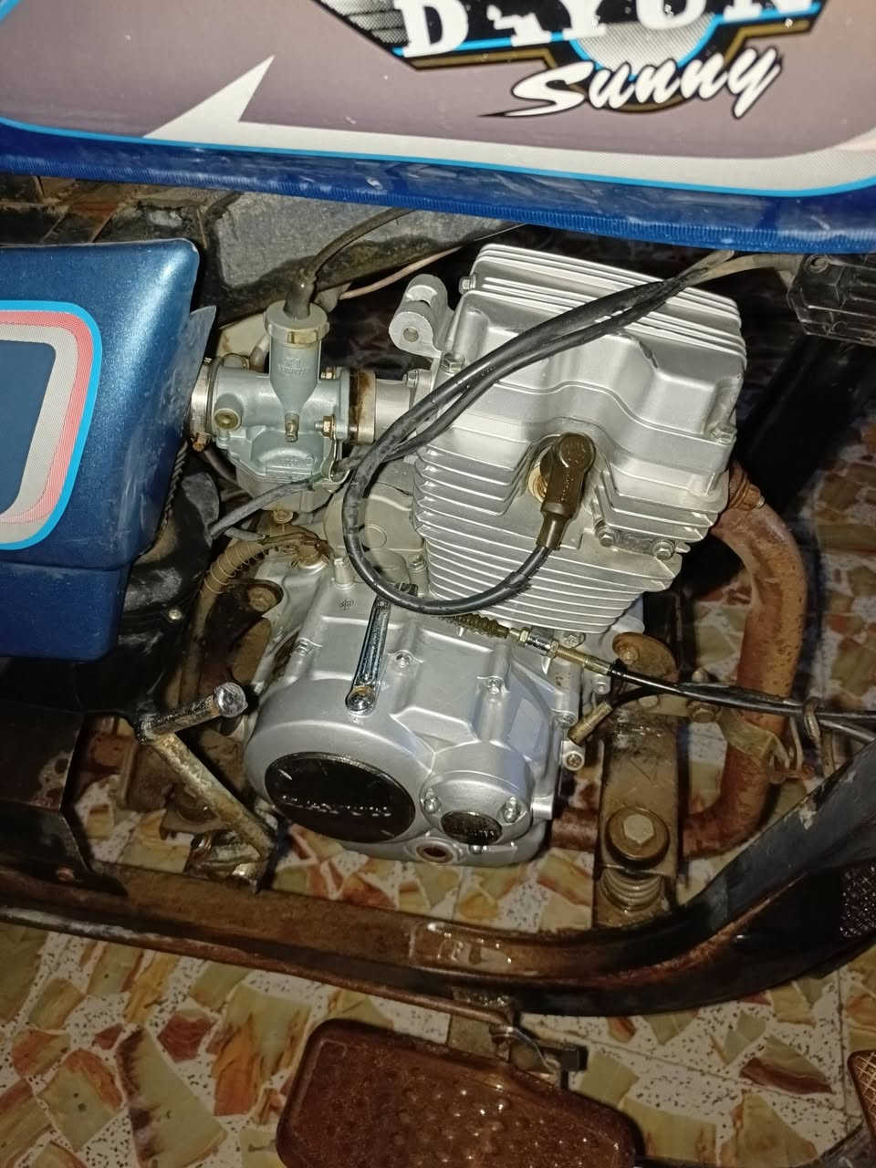 سلام عليكم للبيع ستوتة دايوان موديل 2021 رقم وسنوية بسمنه رقمه مميز محرك  شادله وكير بوكس بل 2025 شهر 8 ضفيرة وكهربائيات كله شغال  كامله دراجة مال بيت سعر 2900 وبيه مجال قليل للشراي عنوان كوت مركز المدينه رقم *********** /*********** خاص مغلق
