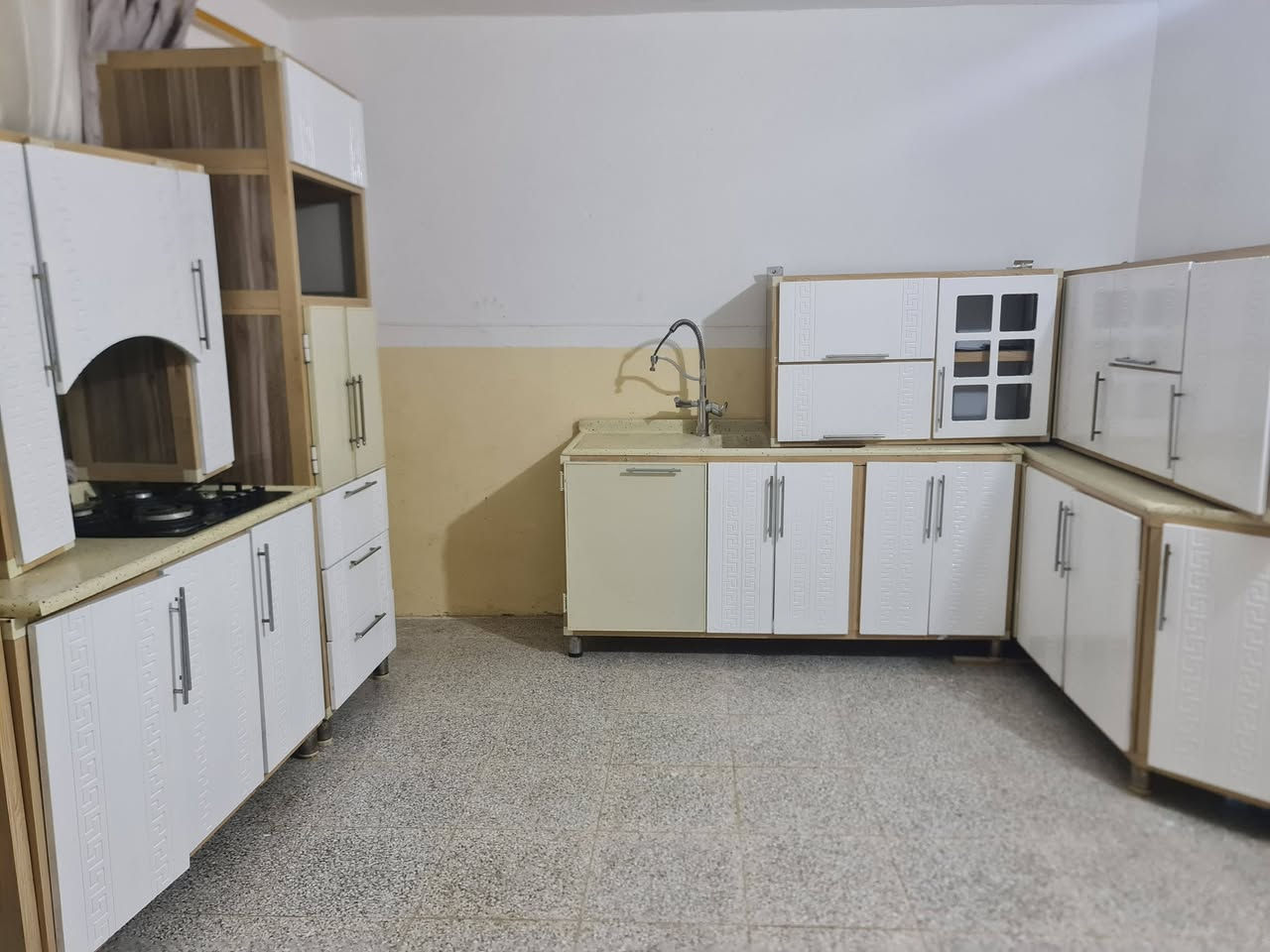 كاونتر قياس 15مترالداخل المنيوم والأبواب Hdf نظافه 90% مع طباخ وساحبه الأبواب مصبوغه صبغ قابل للغسل شراي اتفضل خاص أو اتصل على الرقم ***********يوجد توصيل محافظات
