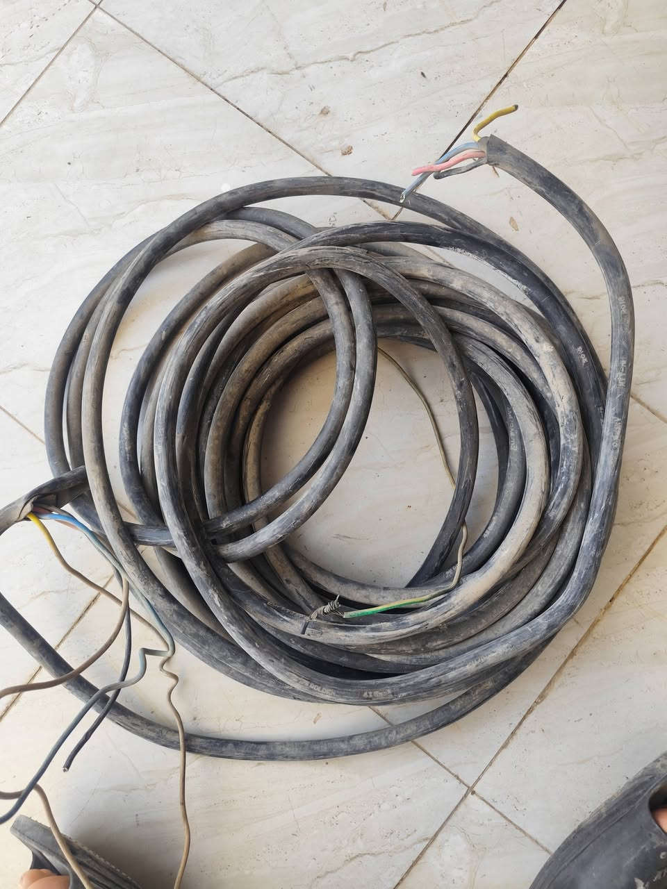 كيبل 4×6 مستخدم نضيف 23متر +فلكس قطعتين 4×6مستخدم نضيف 24 متر قيم بما يرضي الله واخذ


**إذا كنت صاحب هذا الإعلان وتريد حذفه لأي سبب، رجاءا أرسل رسالة إلى الدعم الفني**