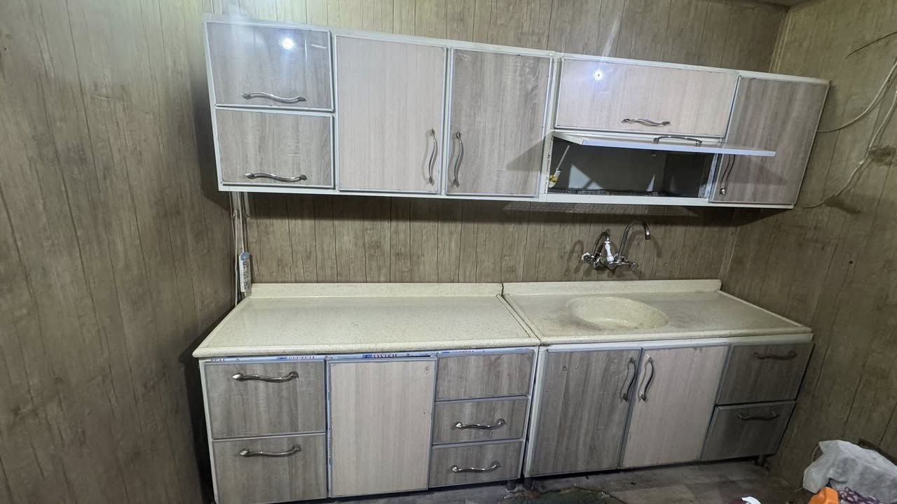 السلام عليكم 
من رخصه الاادمن كاونتر mdf ضد الماء والداخل المنيوم ثقيل تفصال 295 سم طابقين مرمر قطعتين السعر 320 الف للاستفسار واتساب *********** بغداد حي الزهور خلف ساحه اللقاء
