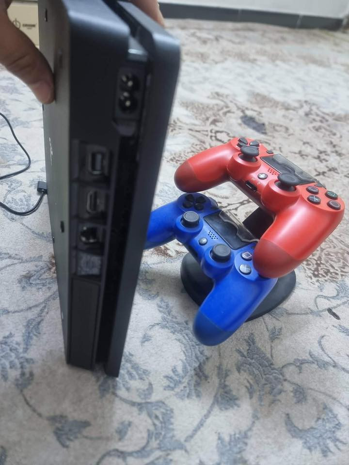 السلام عليكم بلي 4 سلم مهكر نضام 12 قرص ذاكره 500 ويا 3 جوستك ثنين شغاله والاصليه بطاريتها متشتغل الجهاز فتحته لغرض التنظيف فقط مداخل صيانه توصل وتساب *********** السعر 200 الف
