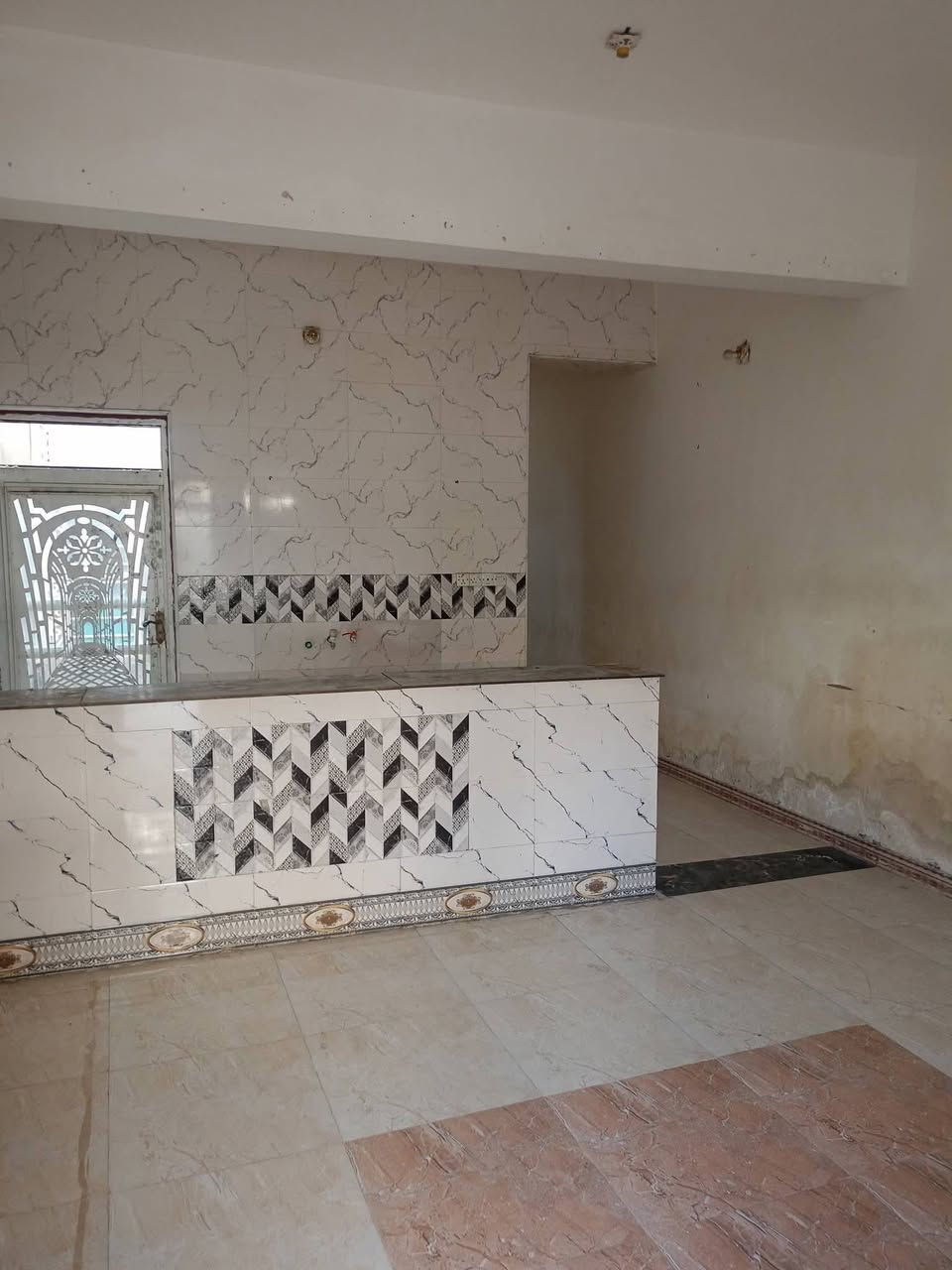 متوفر الان دار سكني #للايــــجــــار

موقعه #التقيه_الثالثة 
نزلت جسر حي النجف، على اليسار، ثاني بيت عن شارع النجف العام.
📐 المساحة: 100م²  
🏠 طابقين

🌷 الطابق الأول:
- غرفة نوم  
- استقبال مفتوحة على الصالة  
- 🫕 مطبخ سيراميك  
- ⛲ صحيات داخلية وخارجية  

🌷 الطابق الثاني:
- صالة  
- غرفة نوم (3×4)  
- سطح  

#ايجاره_300_الف_مع_الماء_والكهرباء 
للاستفسار اكثر 
#واتساب_اتصال_***********
أو مراجعه مكتب السند للعقار الكائن في الجزائر شارع المطاعم مقابل مدارس التفوق الاهليه
