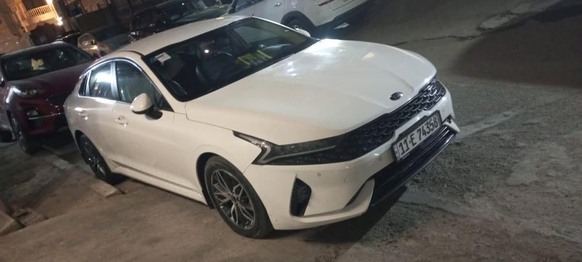 السلام عليكم K5 موديل ٢٠٢١
خليجي بيها ضربه بالباب الخلفي والداير مال جاملغ 

ماشيه ٨٥ الف كيلو 
السعر ١٥٨

مكان السياره بغداد الغزاليه 

***********
