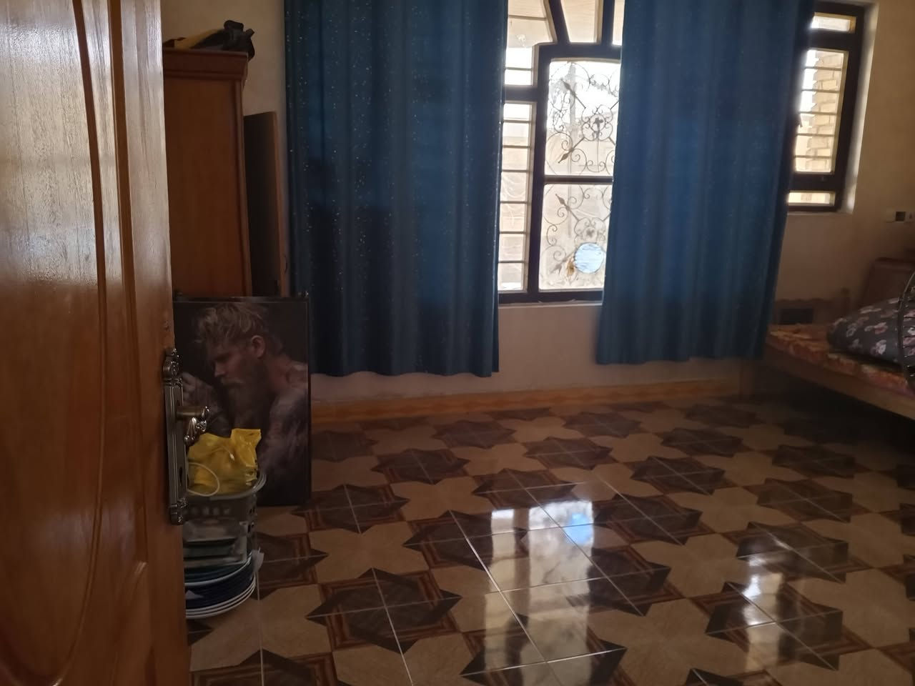 للبيع في بغداد كوريش مساحه 200 متر  بيت كلش حلو وجديد الموقع بغداد كوريش قرب علوى الرشيد على خط سريع جوه قوس بغداد قرب على الدوره وابوجير طابو صرف استفسار ***********
